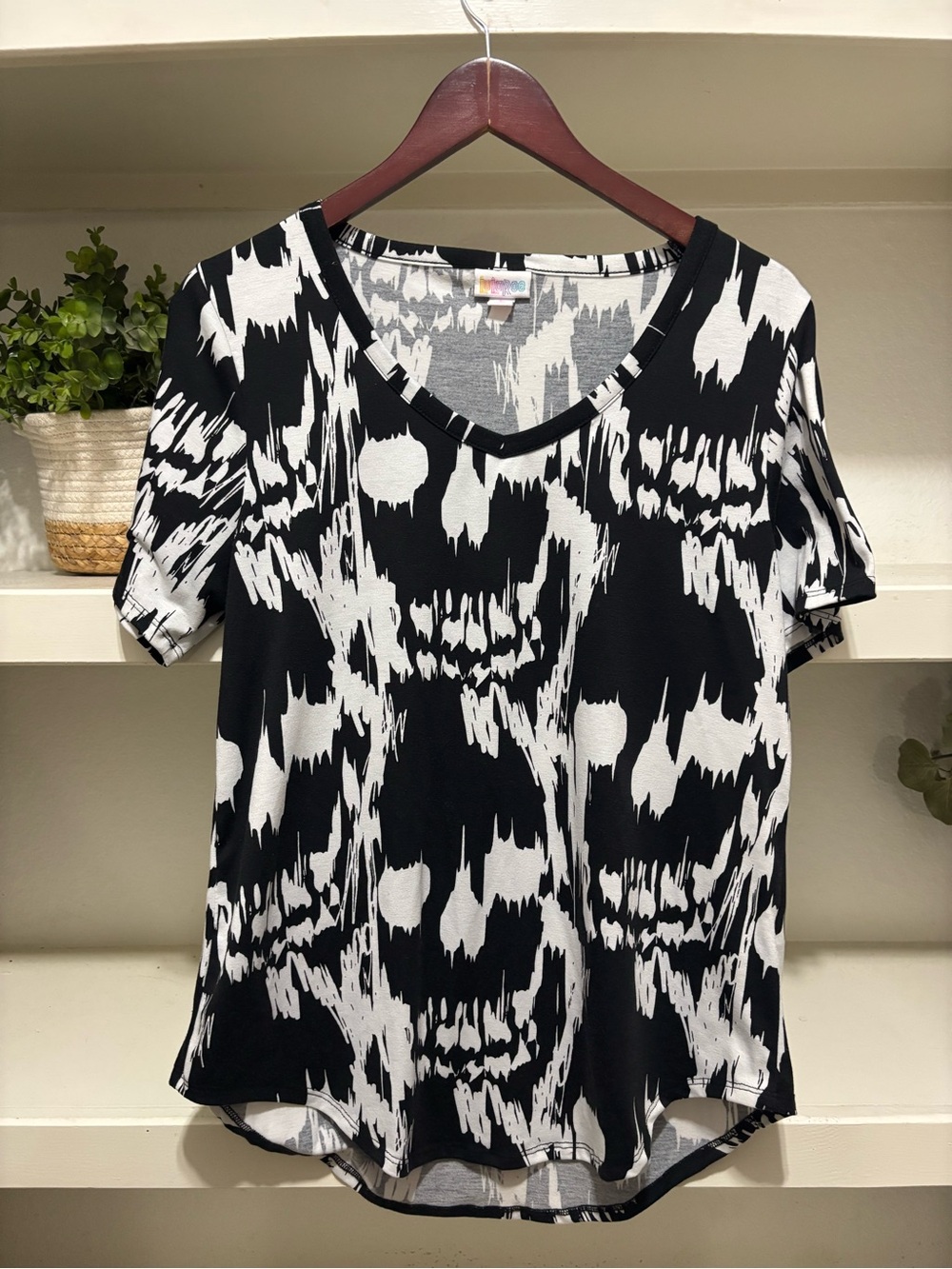 LuLaRoe Black & White V-Neck Short Sleeve Top
